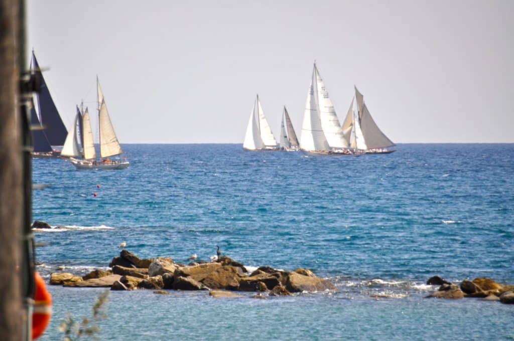 Segelschiffe in der Bucht von Imperia. Voll am Wind fahren sie Regatta. Ferienhaus in Ligurien