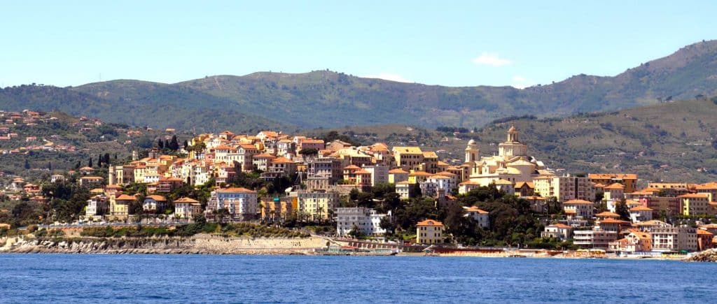 Porto Maurizio vom Meer aus. Ferienhaus in Ligurien mit Blick auf das Meer. Auf dem Colle Lupi bei Dolcedo.
