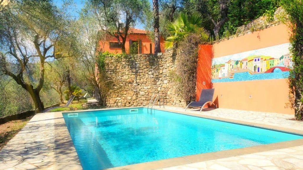 Ferienhaus in Ligurien mit Pool: Villa Barlina Blick auf den Pool