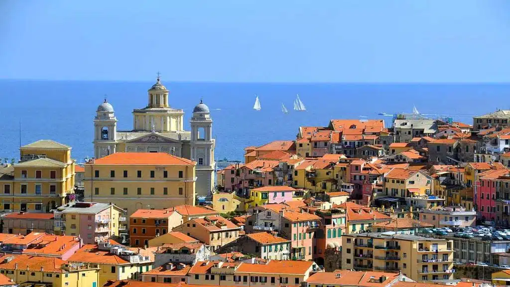 Blick auf den Domo von Porto Maurizio. Mit Segelbooten auf dem Meer