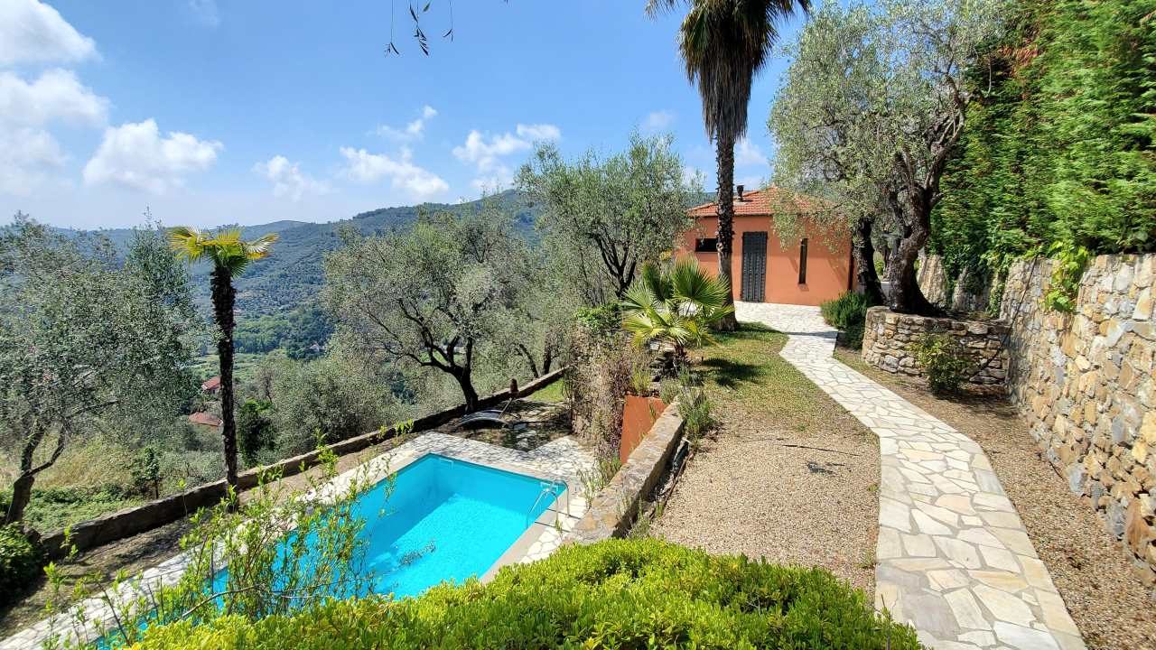 Ferienhaus in Ligurien mit Pool: Villa Barlina, Blick vom Haupthaus auf den Pool