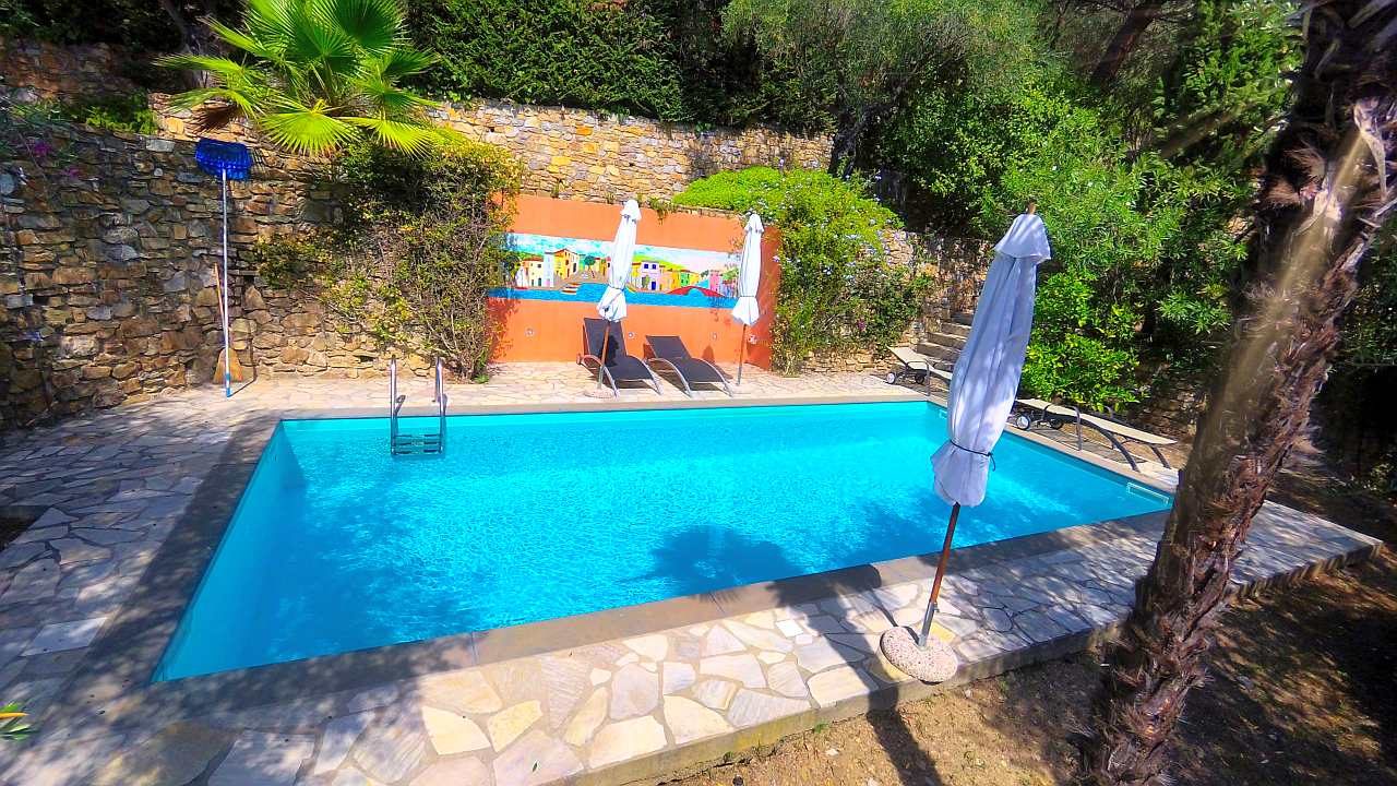 Ferienhaus in Ligurien mit Pool: Villa Barlina, Blick auf den Pool