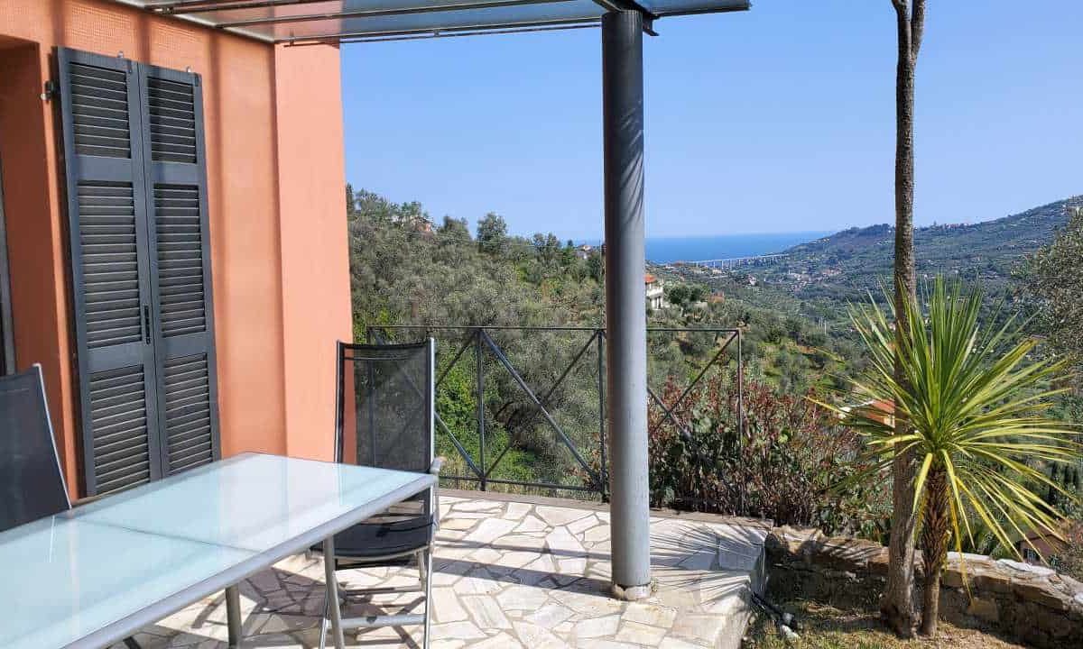 Ferienhaus in Ligurien mit Pool. Villa Barlina: Hauthaus Terasse mit Blick zum Meer