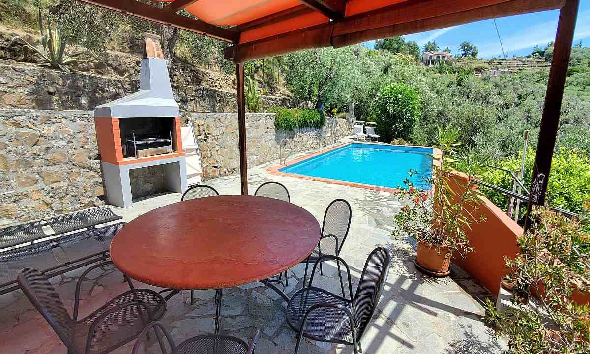 Ferienhaus in Ligurien mit Pool. Casa Luce: Pool mit Sitzgruppe und Grill