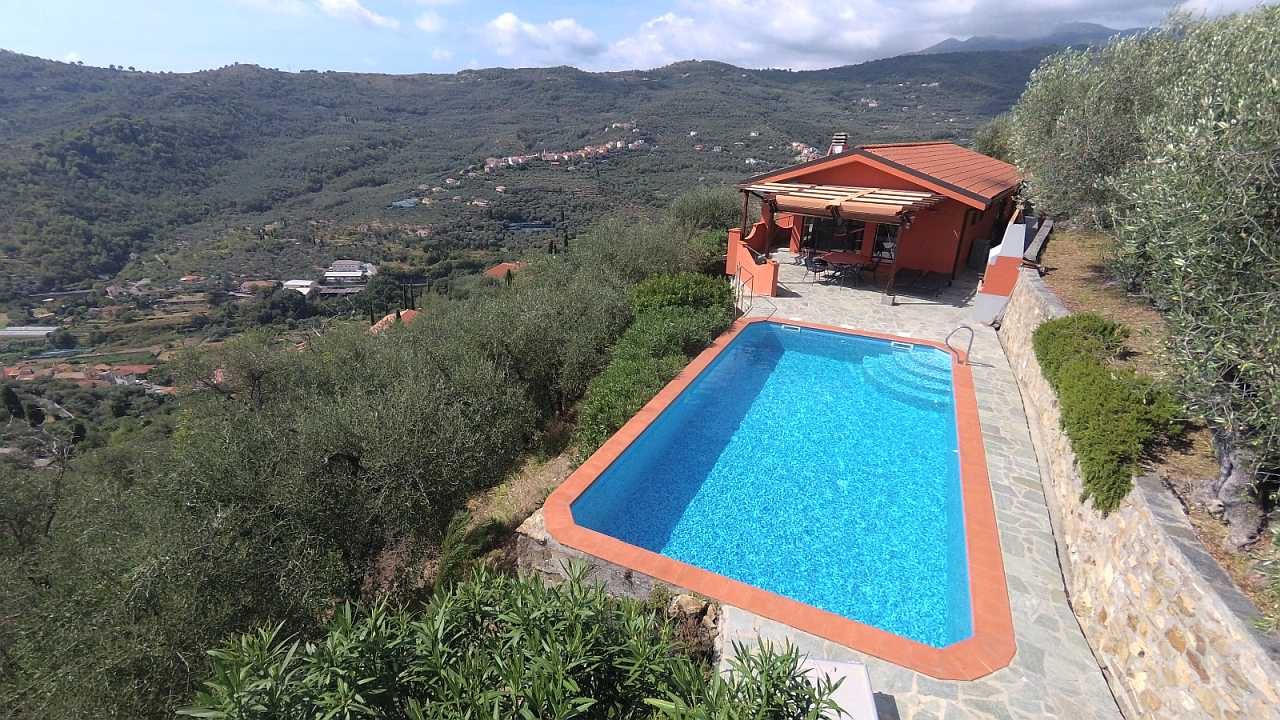 Ferienhaus in Ligurien mit Pool: Casa Luce Blick auf den Pool