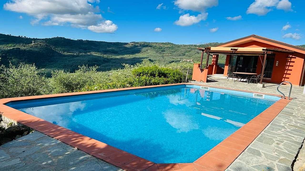 Ferienhaus in Ligurien mit Pool: Casa Luce Pool mit Bergpanorama