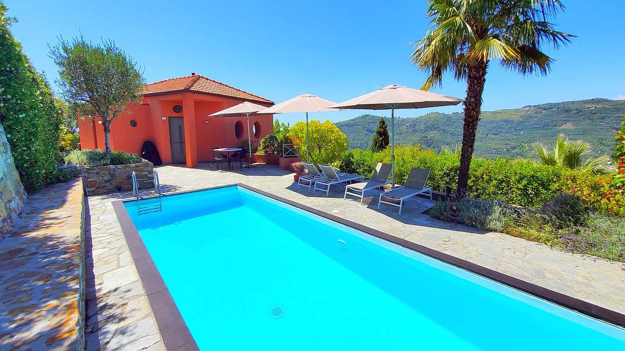 Ferienhaus in Ligurien mit Pool. Casa Rossa. Blick ueber den Pool zum Haus.